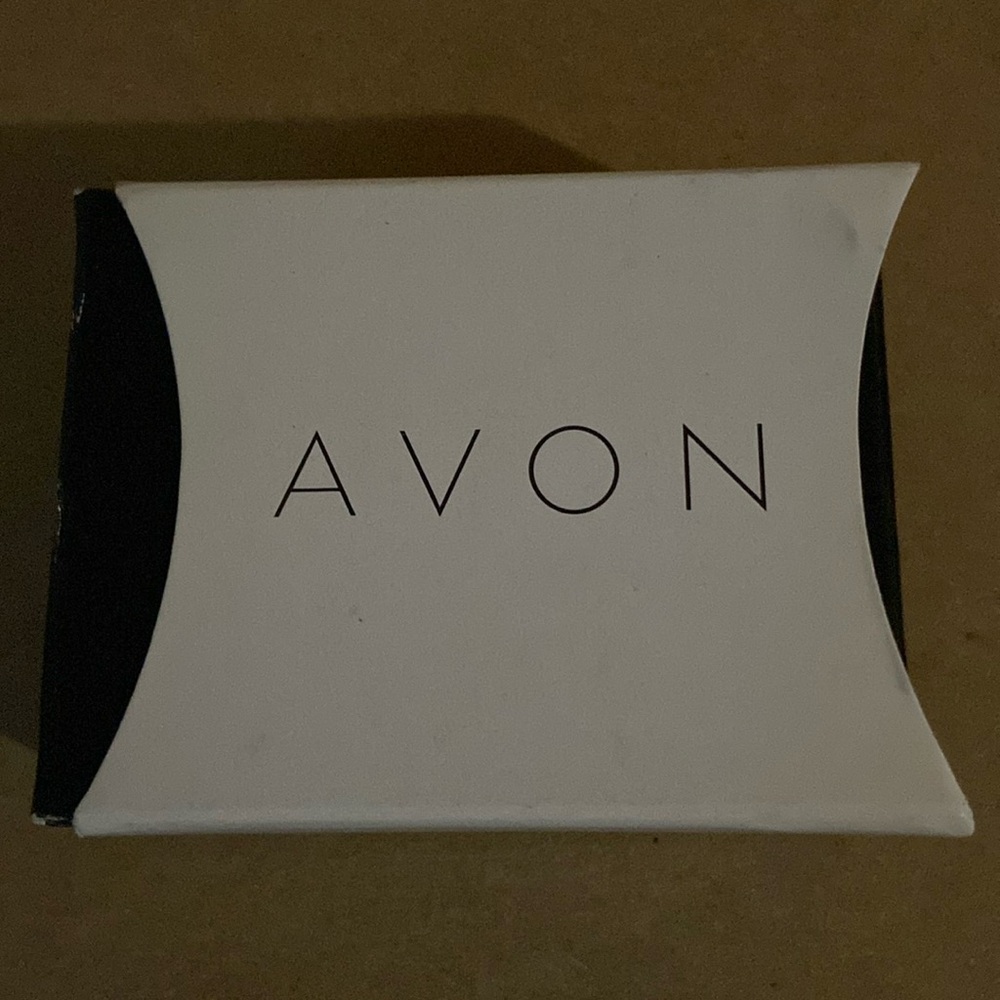 AVON: ESSEMBLE- CADEAU COLLIER ET BOUCLES D’OREILLES TRIPLEMENT CHIC